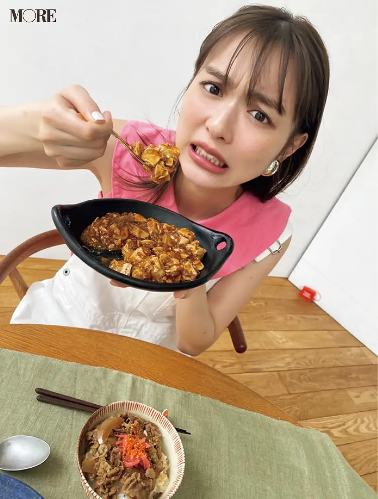 MORE8月号、内田理央のオフショット。