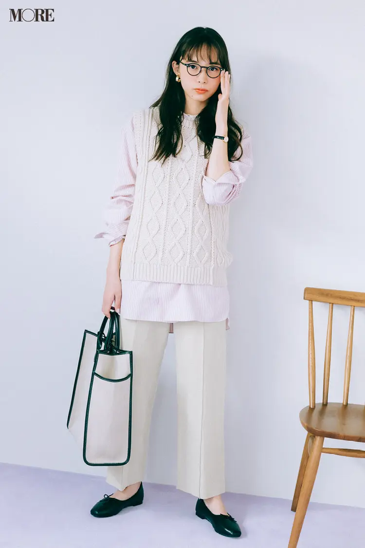 シャツ×ニットベスト、ワイドパンツにメガネをかけた井桁弘恵