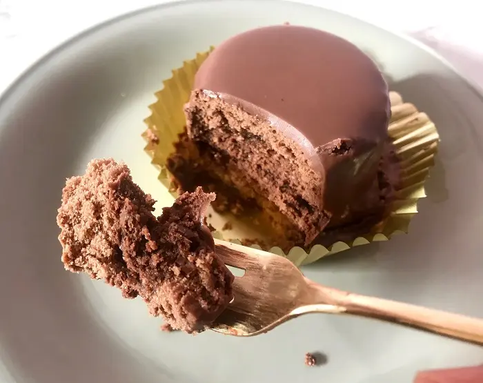 【コンビニスイーツ新作 実食レポ】『ファミリーマート』と『ケンズカフェ東京』コラボスイーツ。 「ザッハトルテ」をフォークですくった写真