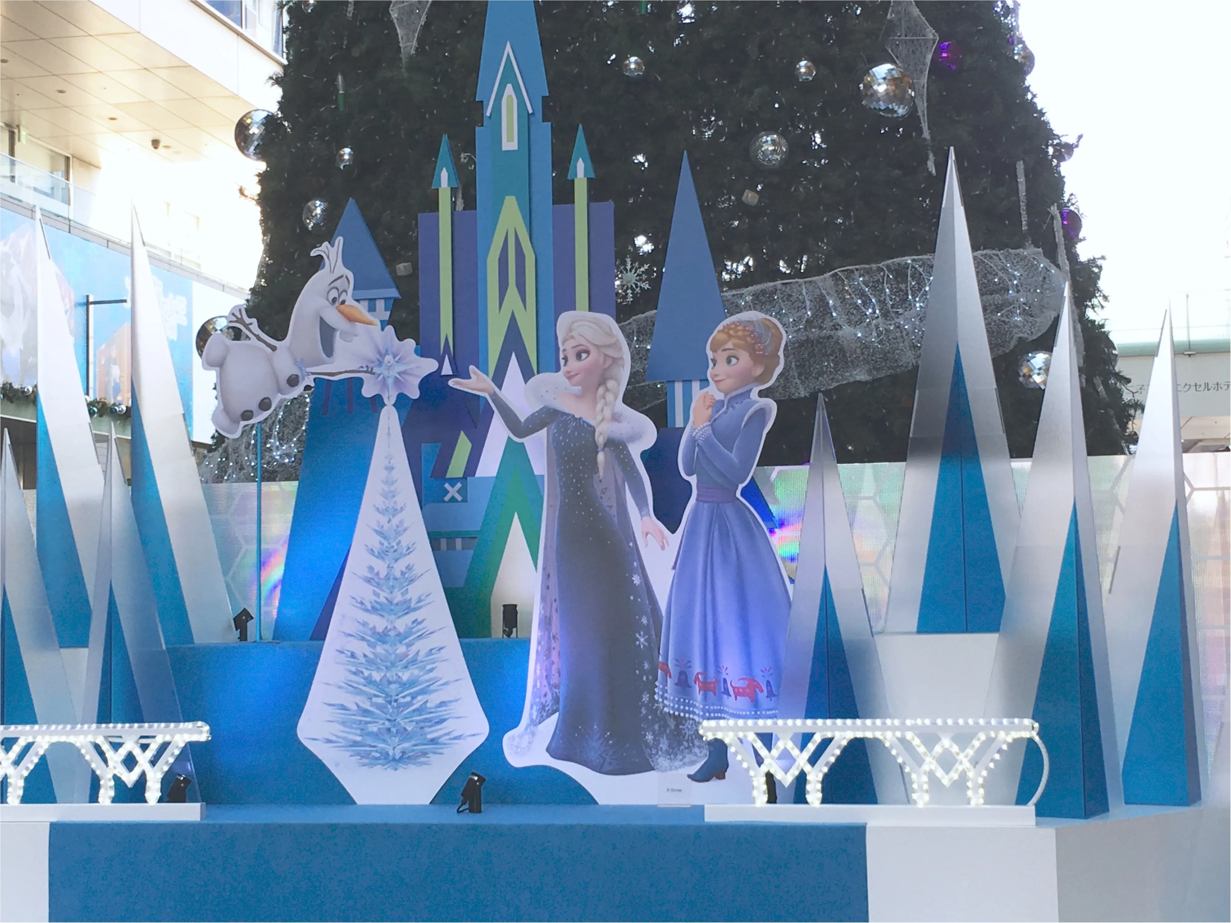 《ひと足早いクリスマス❤️》フォトジェニックな【アナと雪の女王 コラボツリー】が見られるのはココ!_3