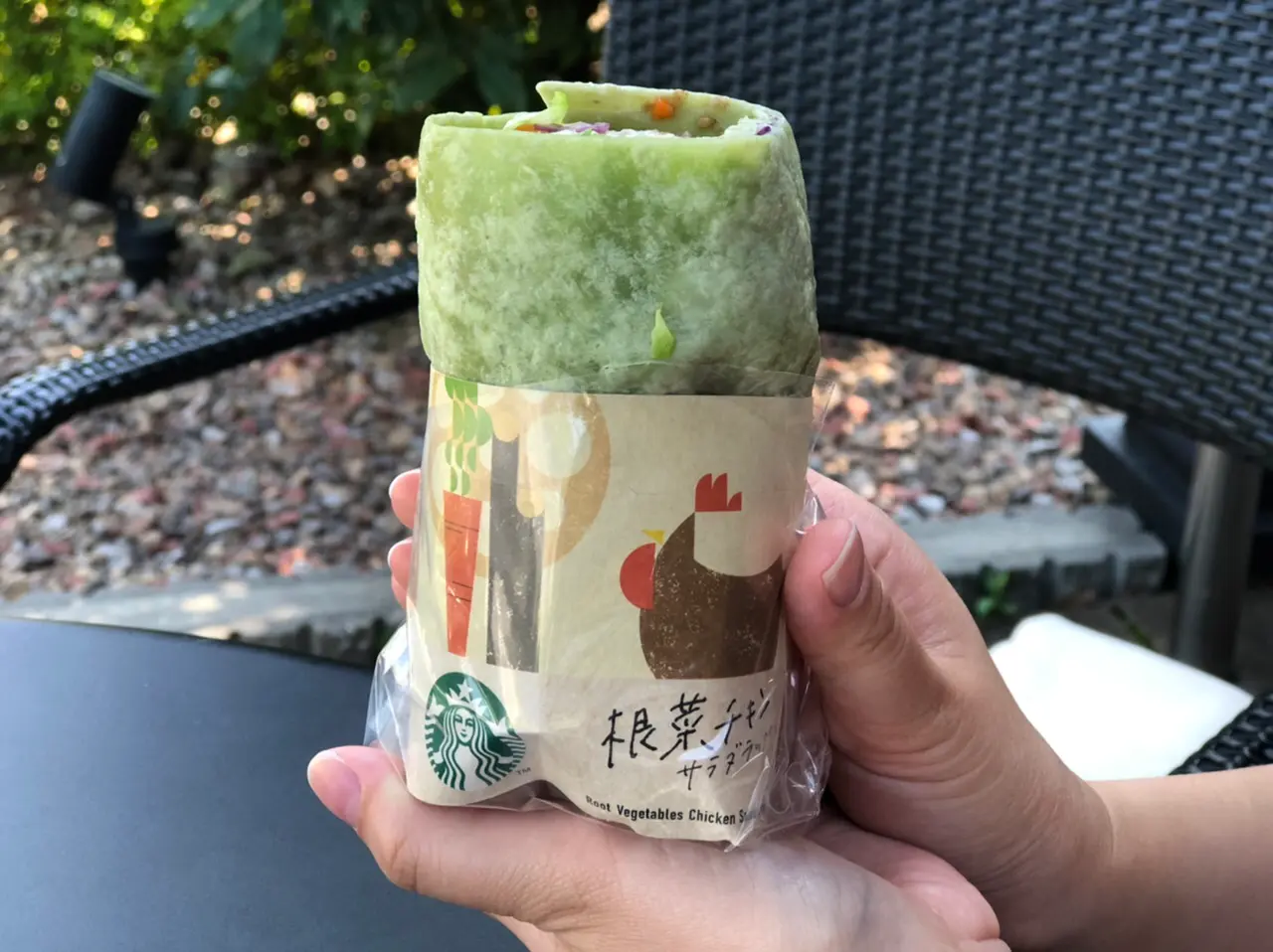 スターバックスの根菜チキンサラダラップ