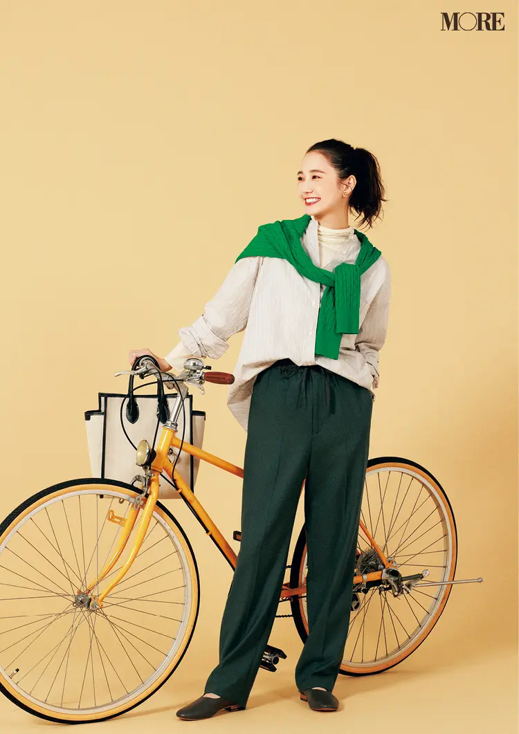 ドロストタイプのパンツをはいた鈴木友菜