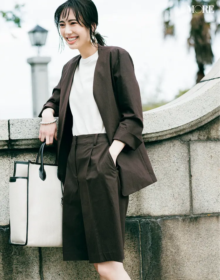 『プラステ』の洗えるストレッチジャケットセットアップを着た女性