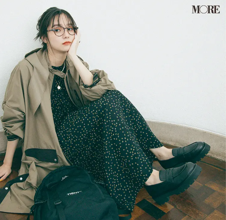 厚底ローファーをはいてメガネをかけた新川優愛