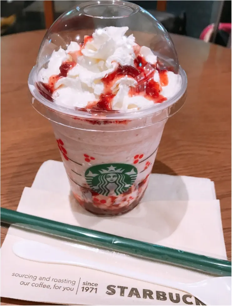クリスマスのストロベリーケーキをイメージしたフラペチーノ 今年のホリデー第1弾♡_1