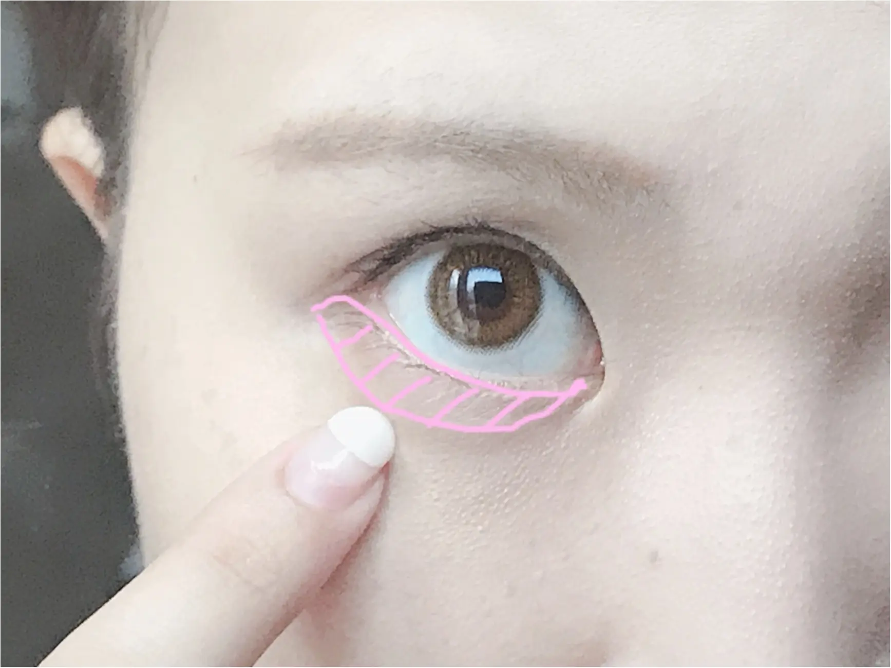 プチプラコスメで簡単メイク♡愛され顔に必須のぷっくり涙袋の作り方_4