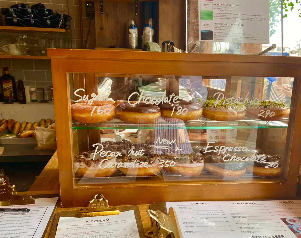 IKOMA GOURMET STANDってどんなお店?今回紹介したいと思います。これはテイクアウト用ドーナッツの写真です。