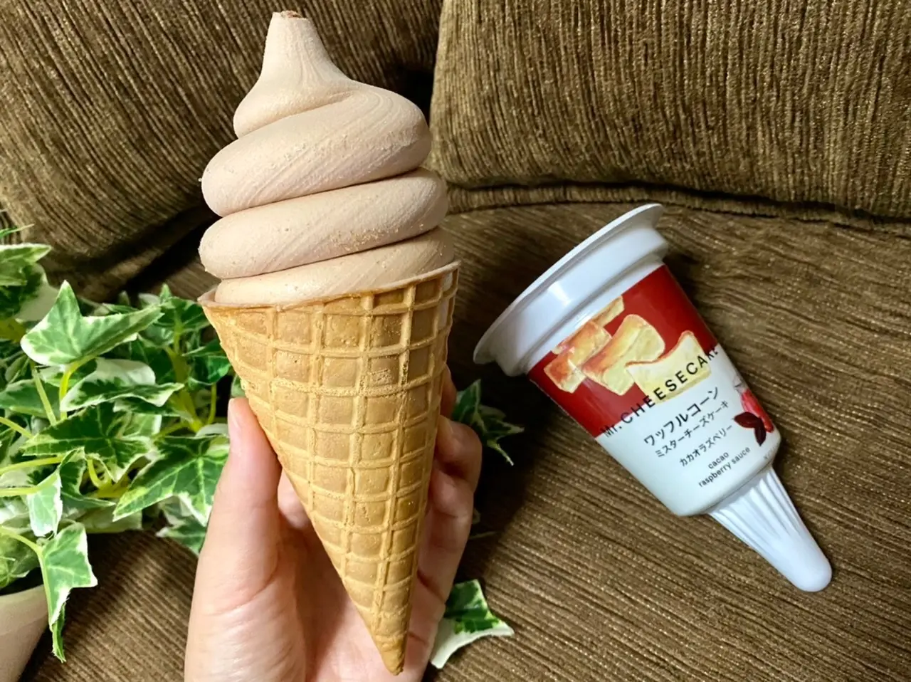 『Mr. CHEESECAKE』×『セブン‐イレブン』の「ワッフルコーン ミスターチーズケーキ カカオラズベリー」