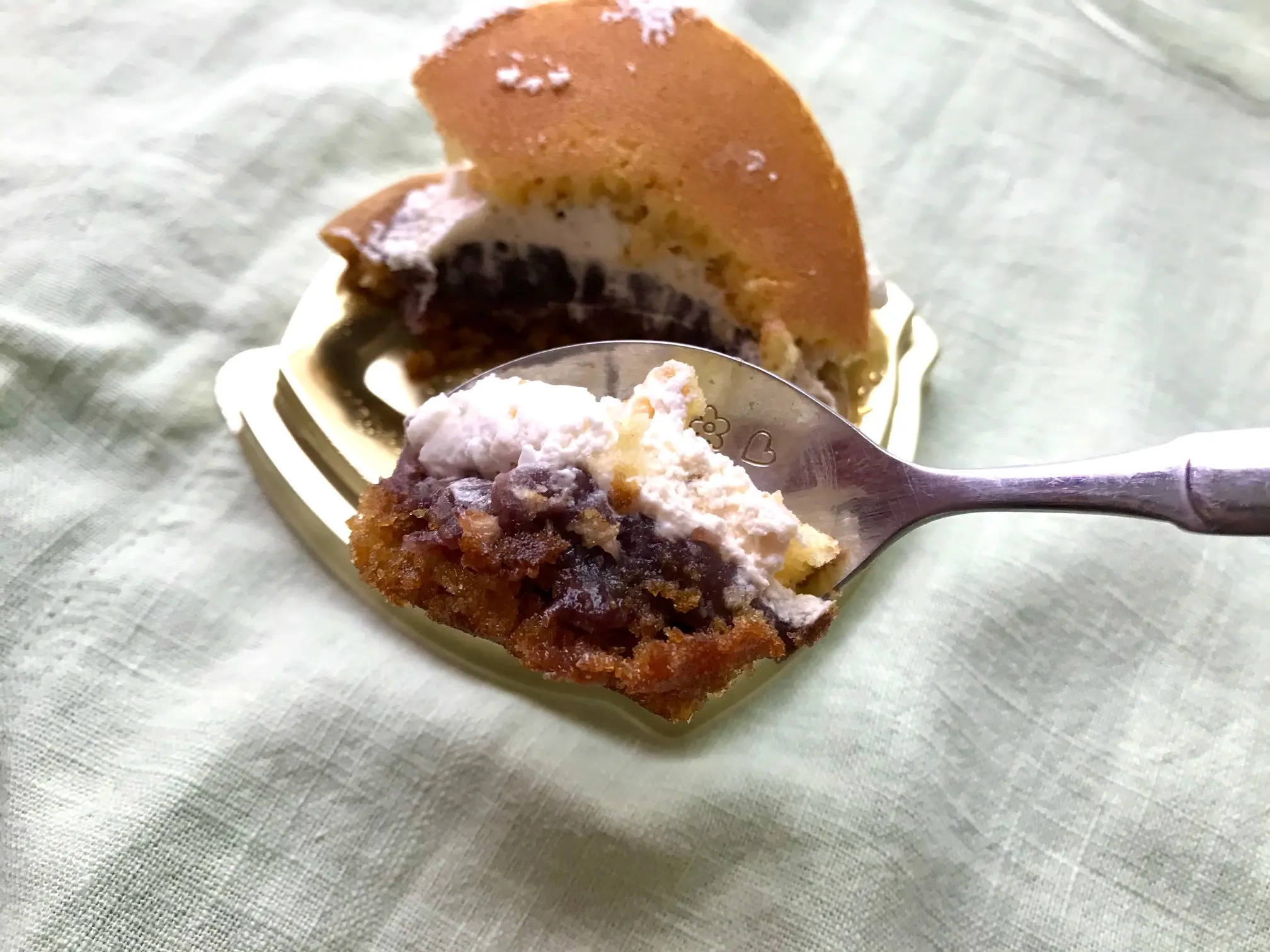 ファミマの「黒みつしみうま生どら焼」がおいしすぎる件。老舗和菓子屋『榮太樓總本鋪』監修の逸品【コンビニスイーツ新作、食べてみた！】_5