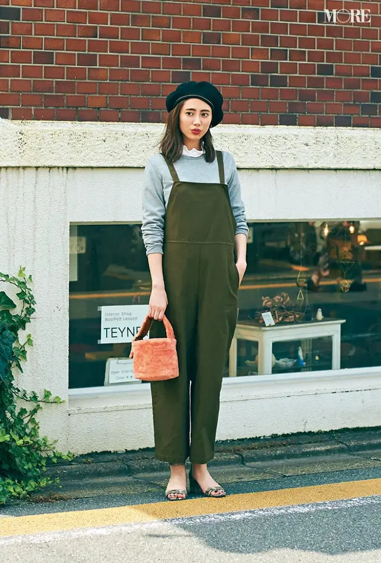 【サロペットコーデ】ブラウンのサロペット+グレーのニットで大人見え