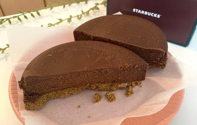 スタバ オンライン限定のホールケーキ「ホリデーチーズケーキ」実物を半分にカットした断面