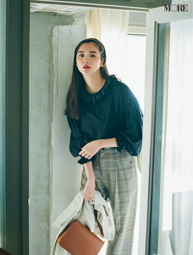 フリル衿の黒ブラウス×チェックパンツコーデの新川優愛