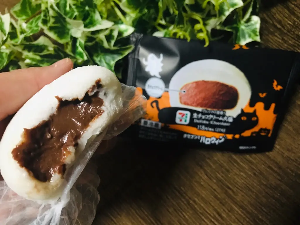 【セブンスイーツ】とろとろ具合がやばいと絶賛の嵐!《生チョコクリーム大福》を食べてみた♡_3